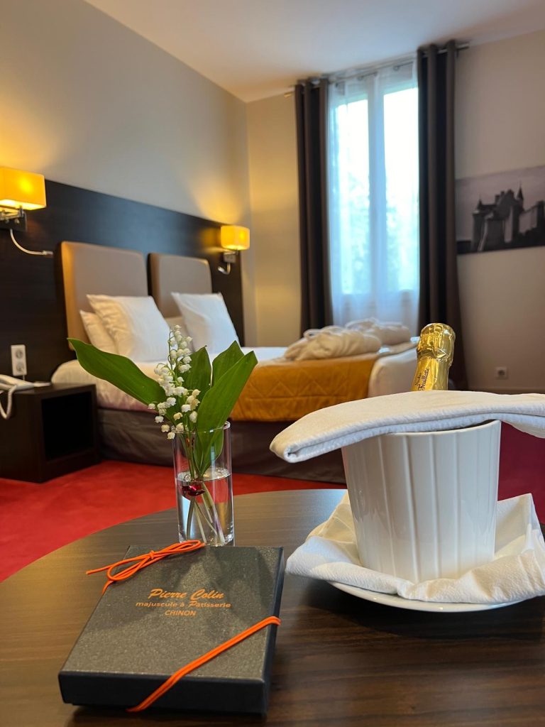 Chambre hôtel de France de Chinon, avec chocolat,s champagne et fleurs